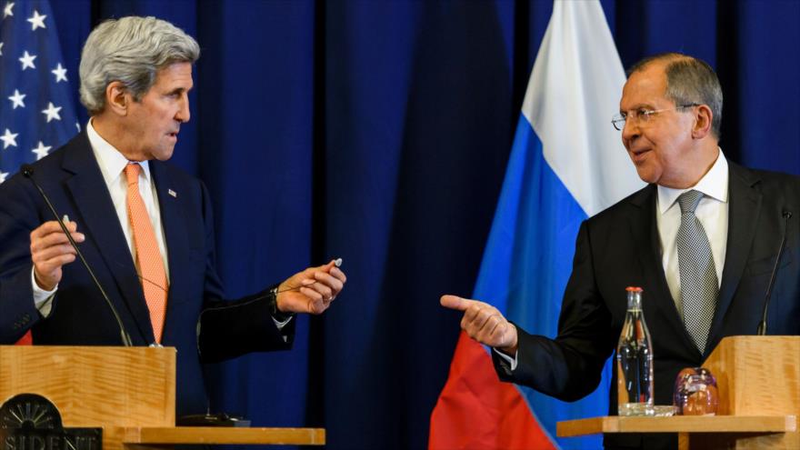 Los ministros de Exteriores de Rusia y EE.UU., Serguei Lavrov (dcha.) y John Kerry, respectivamente, ofrecen una rueda de prensa en la ciudad suiza de Ginebra tras sus encuentros sobre la la crisis siria, 9 de septiembre de 2016. 