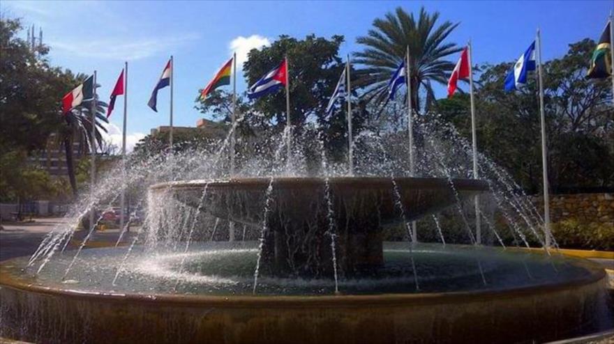 Banderas de varios países miembros del Movimiento No Alineado en una plaza de Margarita, ciudad venezolana anfitriona de la 17" Cumbre del MNA.