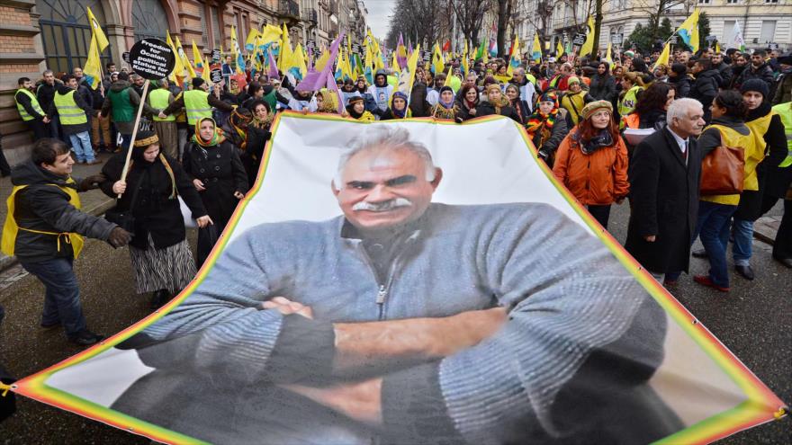 Manifestantes kurdos portan la foto del líder del Partido de los Trabajadores del Kurdistán (PKK), Abdolá Öcalan, en Francia.