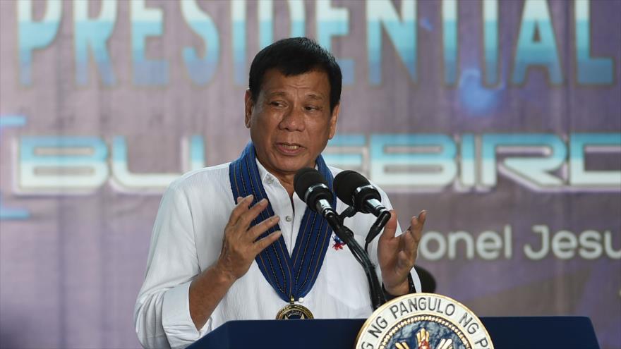 E presidente de Filipinas, Rodrigo Duterte, durante un acto en la base aérea Villamor, en Manila (capital), por la celebración del 48 aniversario de la unidad aérea que transporta al jefe del Estado filipino, 13 de septiembre de 2016.