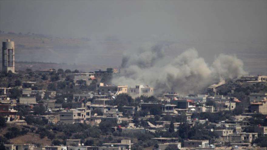 Una foto tomada desde los ocupados altos de Golán muestra la columna de humo que sale del pueblo sirio de Jubata al-Jashab tras un ataque aéreo israelí, 10 de septiembre de 2016.