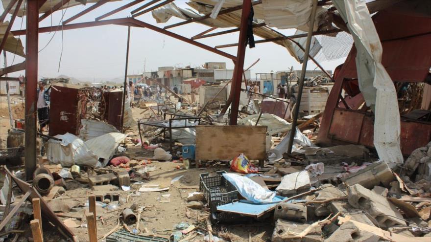 Destrucciones generadas en un mercado común en la aldea Mastaba, en el noreste de Yemen, por bombardeos saudíes.