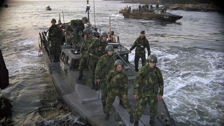 Fuerzas navales suecas se movilizan en un buque de asalto ultrarrápido tipo CB 90 H en las aguas costeras de Suecia. 