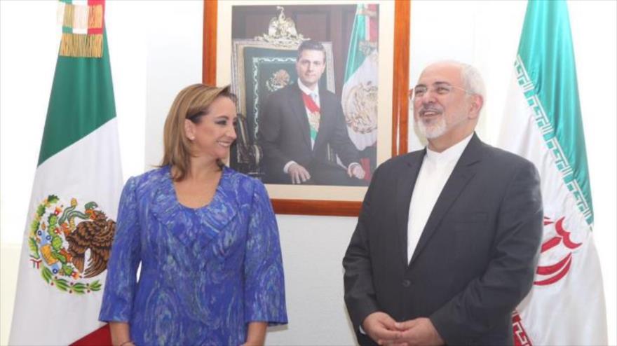 El canciller iraní, Mohamad Yavad Zarif (izda.) durante su encuentro con su homóloga mexicana, Claudia Ruiz Massieu, en la Ciudad de México, 14 de septiembre de 2016.