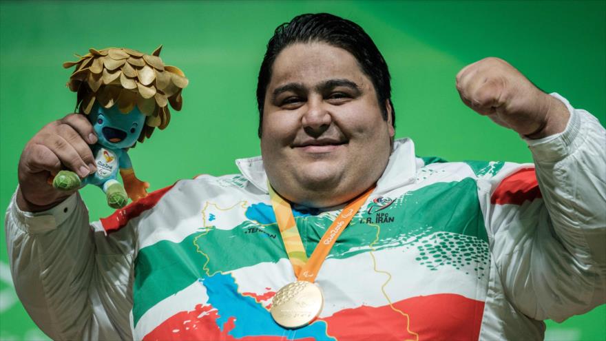 El halterófilo iraní y campeón del mundo, Siamand Rahman, posa con su medalla de oro en los Juegos Paralímpicos de Río de Janeiro, 14 de septiembre de 2016.