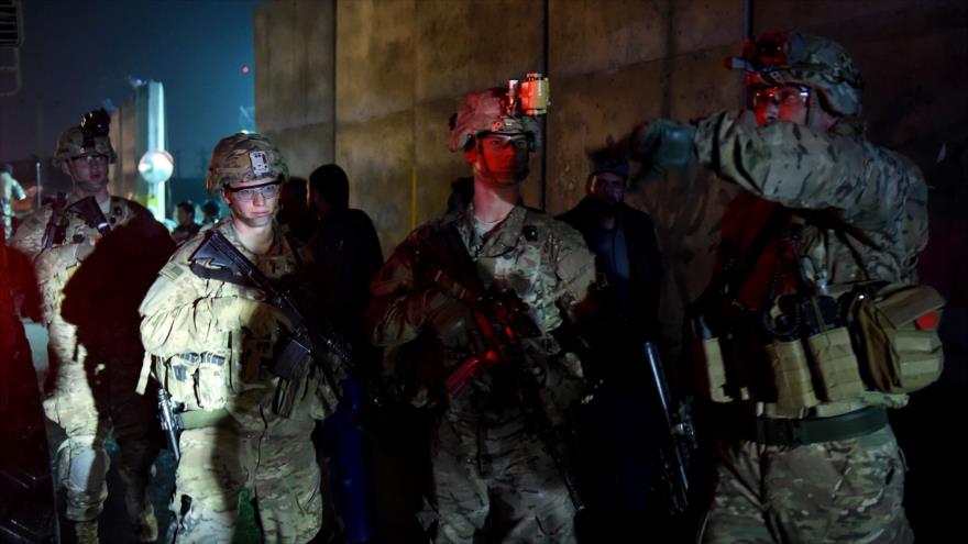Los soldados estadounidenses en el sitio de un ataque con coche bomba en Kabul, capital de Afganistán, 4 de enero de 2016.