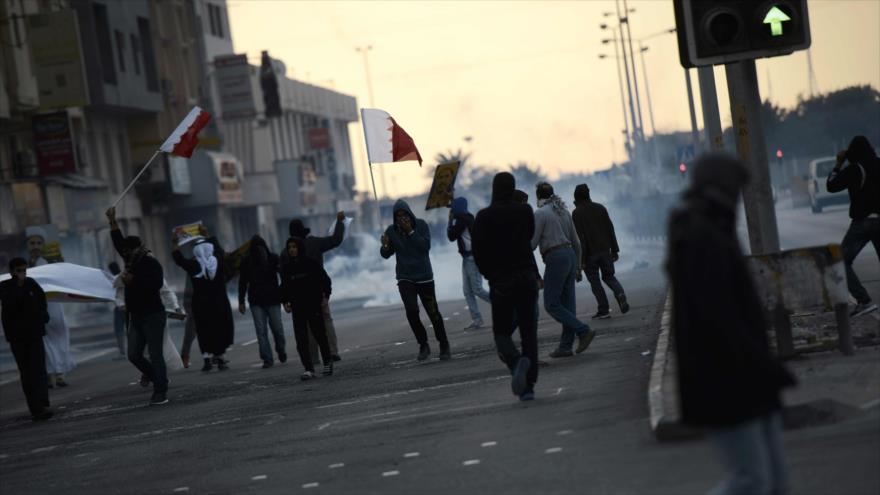 Enfrentamientos entre los manifestantes y la Policía de Baréin durante una protesta contra la detención del sheij Ali Salman, líder del partido opositor bareiní Al-Wefaq, en Sitra, al sur de la capitalina ciudad de Manama, 29 de enero de 2016.
