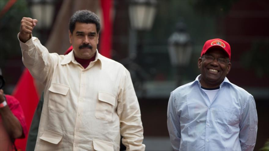 El vicepresidente venezolano, Aristóbulo Istúriz, junto al presidente, Nicolás Maduro, quien levanta el puño.