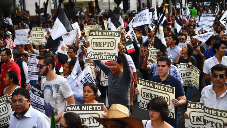 Mexicanos marchan en Ciudad de México (capital) para exigir la renuncia del presidente Enrique Peña Nieto, 15 de septiembre de 2016