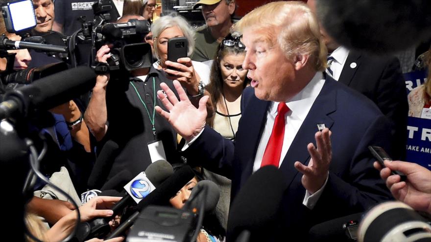 El candidato republicano a la Casa Blanca, Donald Trump, habla con periodistas.