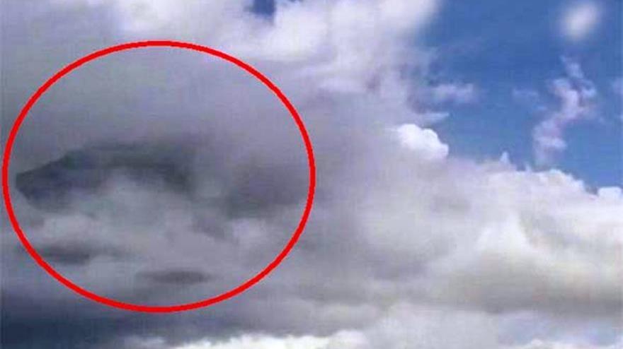 Video: Camarógrafo capta una nave nodriza entre nubes en Perú