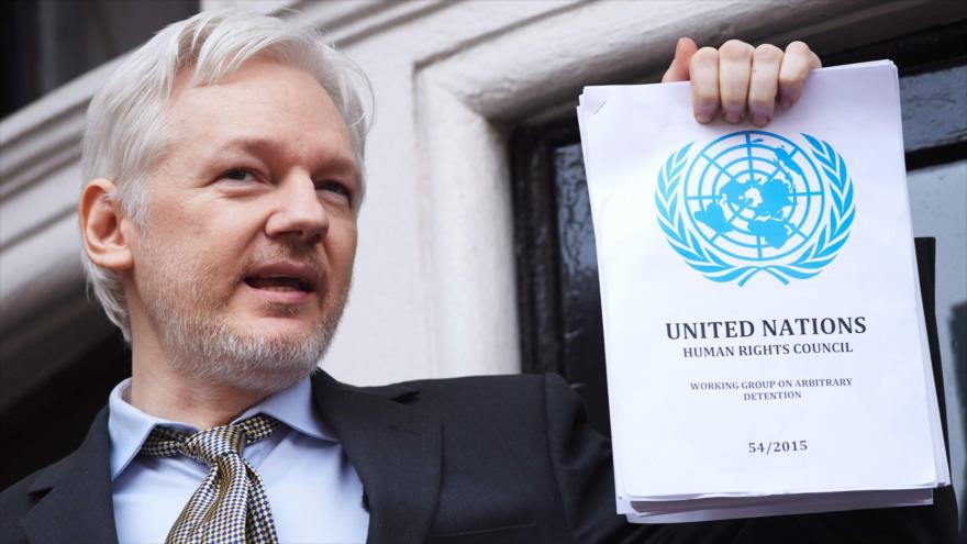El fundador de WikiLeaks, Julian Assange, muestra a los medios un informe del Grupo de Trabajo sobre la Detención Arbitraria de la ONU en su caso, 5 de febrero de 2016.