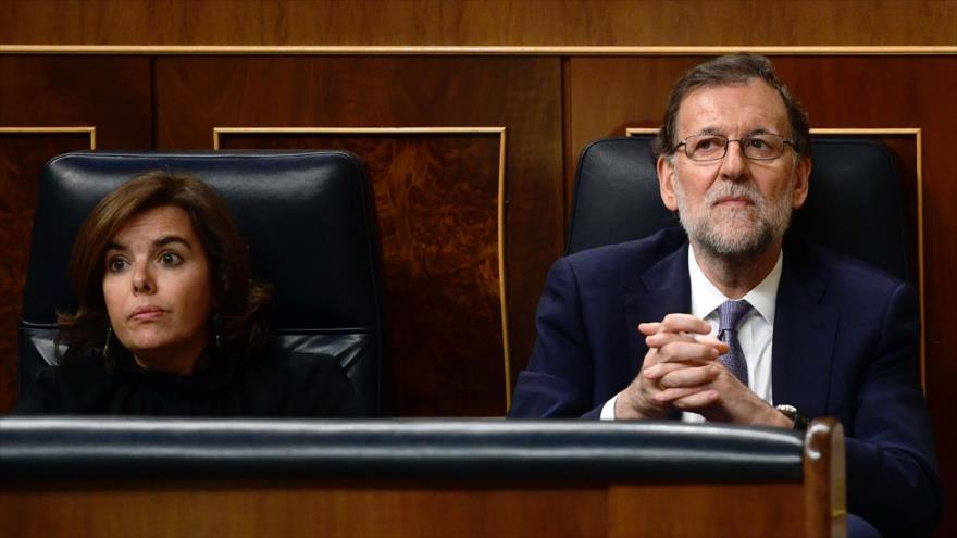 El presidente del Gobierno español en funciones, Mariano Rajoy, y su vicepresidenta, Soraya Sáenz de Santamaría.