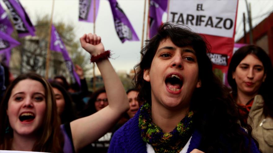Los manifestantes gritan consignas contra el Gobierno durante una protesta contra el aumento de los precios de la electricidad y del gas en Buenos Aires, 16 de septiembre.