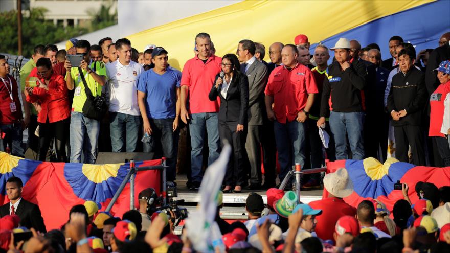 La canciller de Venezuela, Delcy Rodríguez, (centro), habla durante la presentación de la estatua del fallecido presidente Hugo Chávez en Venezuela, 16 de septiembre.