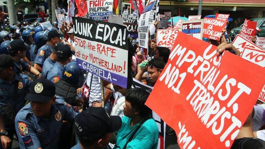 Más de cientos filipinos congregaron frente a la embajada de Estados Unidos en Manila (capital de Filipinas) en protesta a la presencia militar estadounidense en la isla de Mindanao, Sur de Filipinas, 16 de septiembre de 2016.