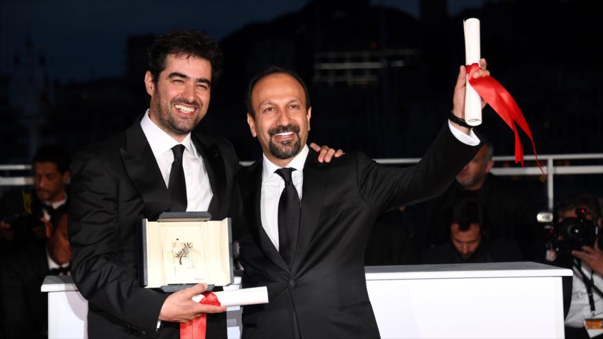 El director iraní Asqar Farhadi y el actor Shahab Huseini celebran su éxito en el festival de Cannes, tras ganar el premio al mejor papel masculino y mejor guión por su película ‘El Vendedor’, 22 de mayo de 2016.