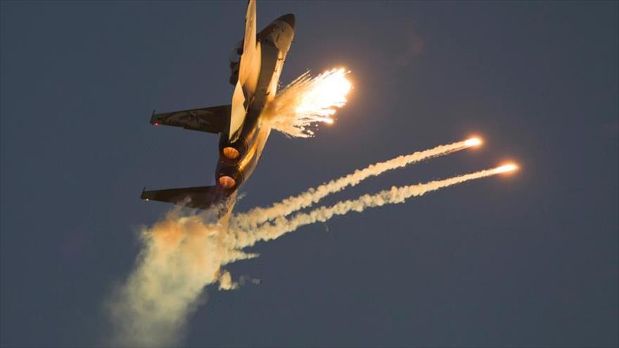 Un avión de combate israelí f-15 lanza bengalas antimisiles.