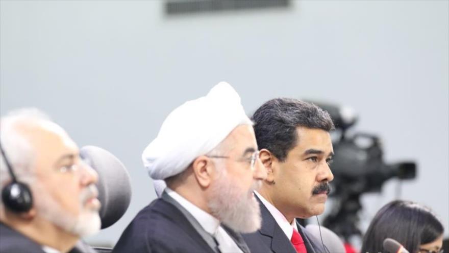 El presidente de Venezuela, Nicolás Maduro (izda.), y su homólogo iraní, Hasan Rohani (centro), durante la XVII Cumbre del Movimiento No Alineado (MNA) en la isla venezolana de Margarita, 17 de septiembre de 2016.