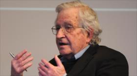 Chomsky: Políticas de partidos de EEUU perjudican la democracia