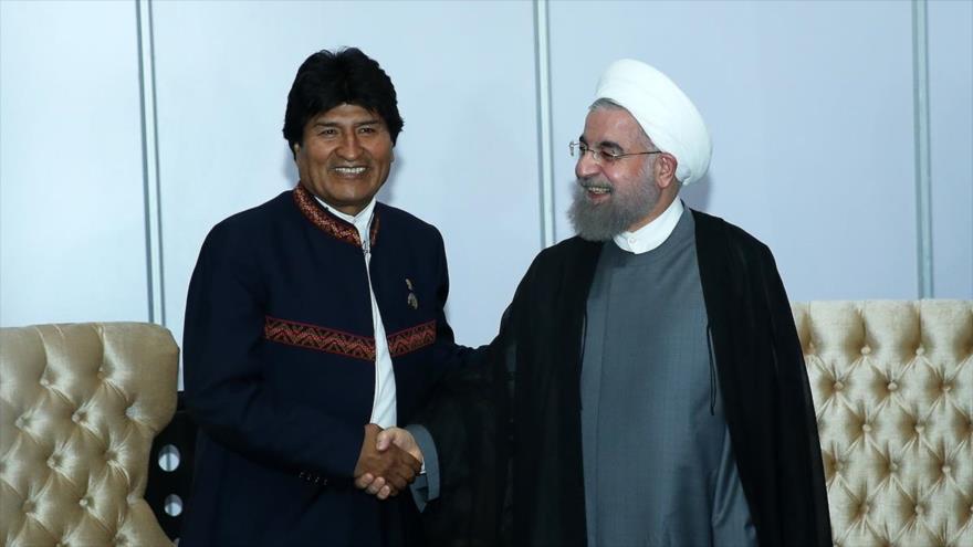 El presidente iraní, Hasan Rohani (dcha.) y su par boliviano, Evo Morales, se saludan antes de iniciar un diálogo bilateral en la isla venezolana de Margarita, 17 de septiembre de 2016.