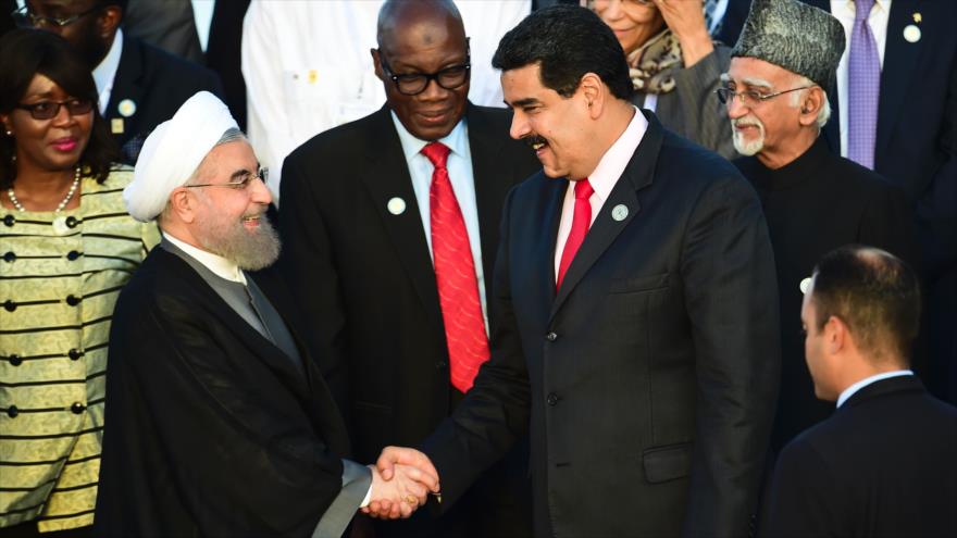 El presidente iraní, Hasan Rohani (izqda.), y su homólogo de Venezuela, Nicolás Maduro, se estrechan la mano durante la XVII Cumbre del Movimiento No Alineado (MNA) en la isla venezolana de Margarita, 17 de septiembre de 2016.