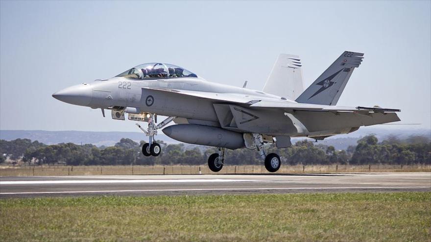 Un súper avispón F/A-18F de la Real Fuerza Aérea Australiana aterrizando después de un espectáculo aéreo, año 2013.