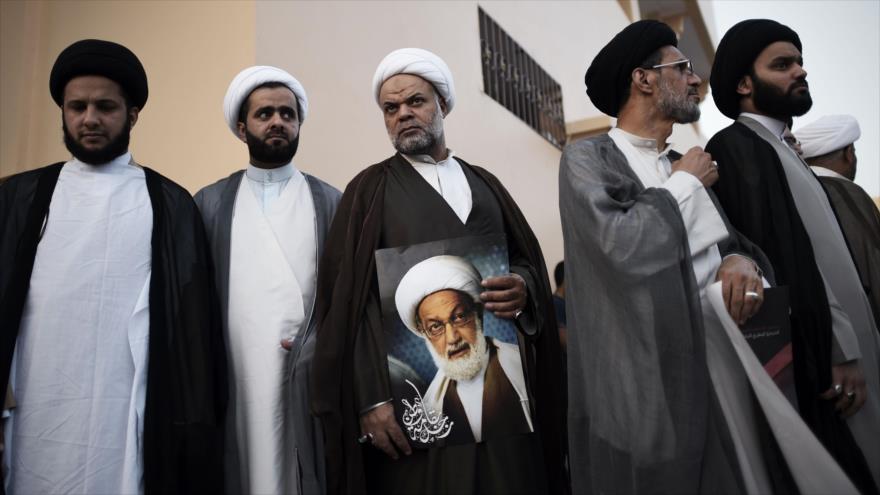 Un clérigo chií de Baréin porta una foto del sheij Isa Ahmad Qasem durante una protesta en rechazo de la revocación de su ciudadanía.