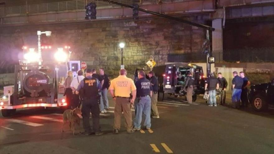 Despliegue de agentes estadounidenses en el lugar donde fue hallada una mochila con varios artefactos explosivos dentro de una papelera en Nueva Jersey (EE.UU.), 18 de septiembre de 2016.