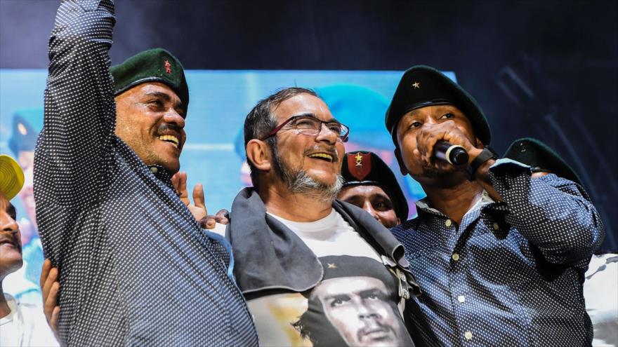 El máximo líder de las Fuerzas Revolucionarias de Colombia (FARC), Timoleón Jiménez, alias Timochenko (centro), ha participado con otros cabecillas en la décima y última conferencia de la guerrilla, celebrada en los Llanos del Yarí, en el sureste del país, 18 de septiembre de 2016.