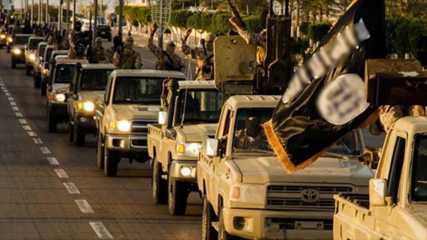 Una caravana de vehículos del grupo terrorista takfirí EIIL (Daesh, en árabe) en Libia.