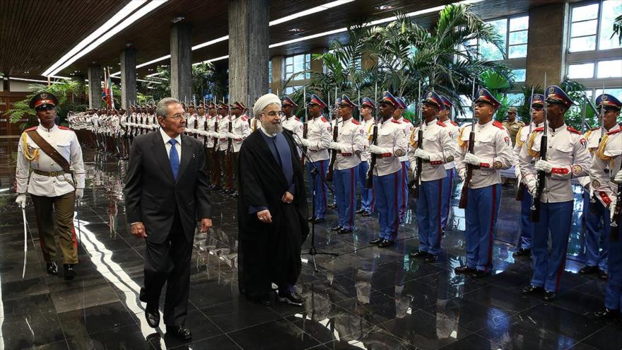 Raúl Castro recibe al presidente iraní en La Habana