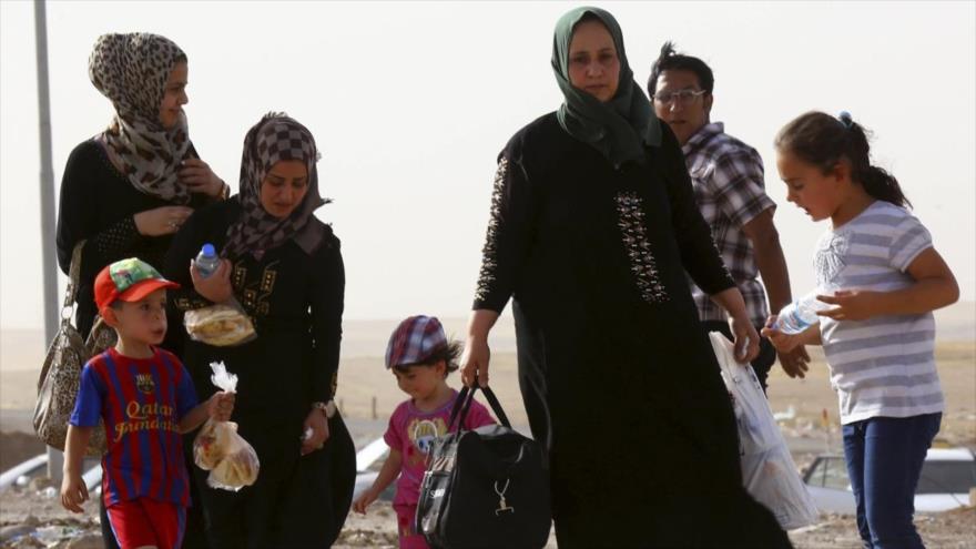 Una familia iraquí tras lograr huir de la ciudad de Mosul, bajo control del grupo terrorista takfirí EIIL (Daesh, en árabe). 