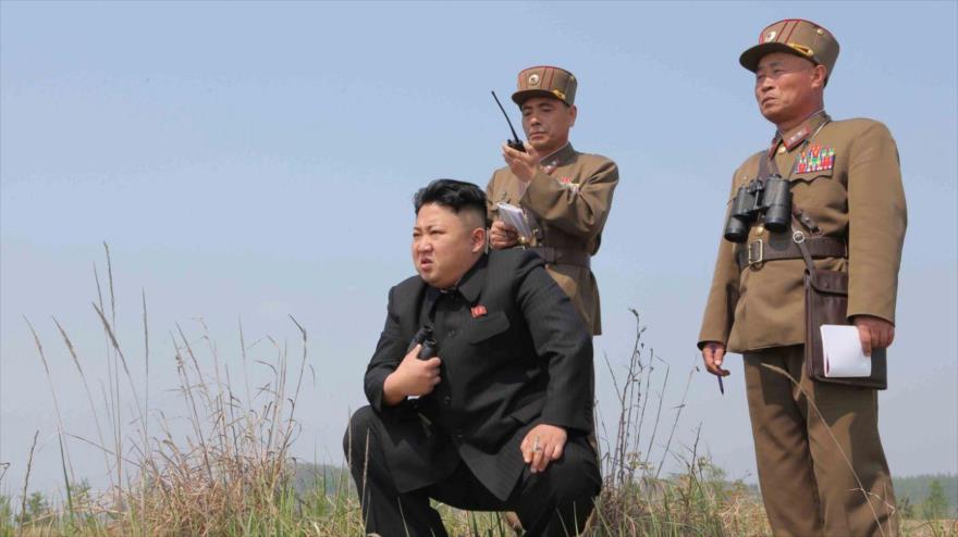 El líder de Corea del Norte, Kim Jong-un, supervisando una prueba de misiles.