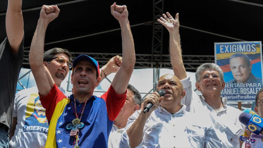 De izquierda a derecha: El líder opositor venezolano, Henrique Capriles; el secretario de la MUD, Jesús Chúo Torrealba; y el presidente del Parlamento, Henry Ramos Allup, participan en una marcha en Caracas, 1 de septiembre de 2016.