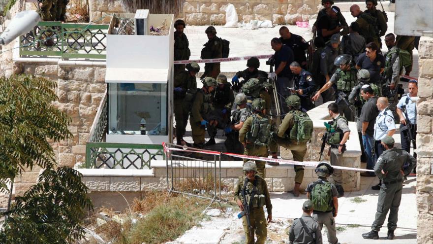 Soldados israelíes trasladan el cadáver de un palestino en la ciudad de Al-Jalil (Hebrón), 19 de septiembre de 2016.