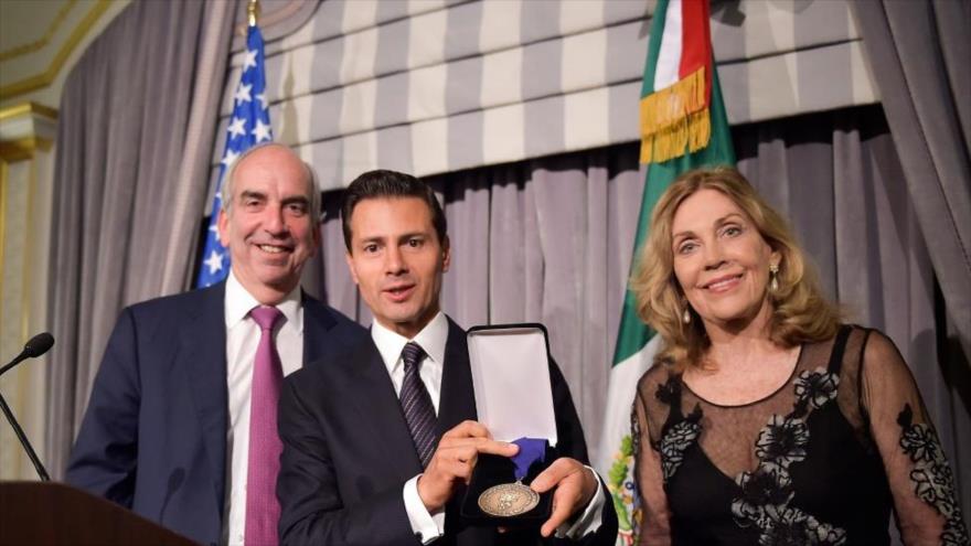 El presidente mexicano, Enrique Peña Nieto (centro), recibe el Premio al Estadista que entrega la Asociación de Política Exterior, 19 de setiembre, Nueva York (EE.UU.).