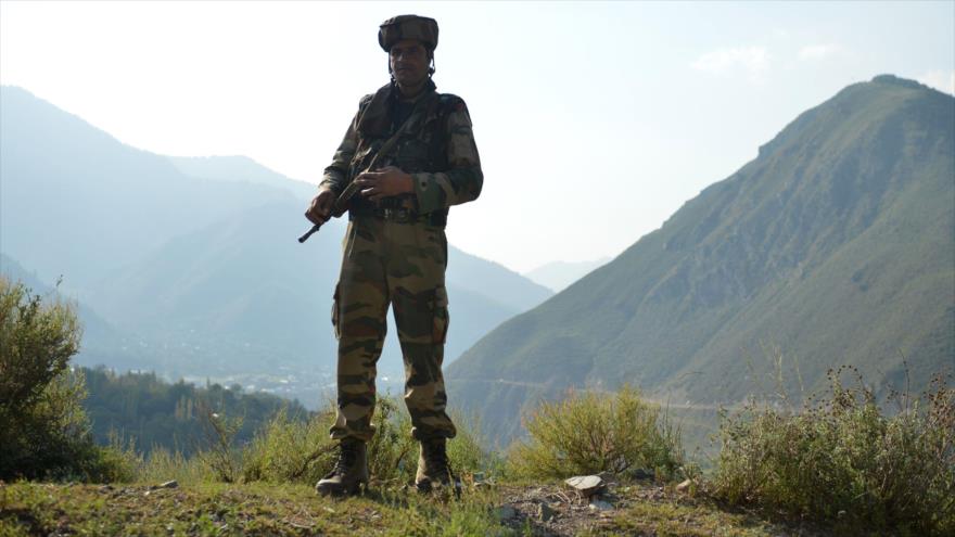Un soldado del Ejército de La India cerca de la frontera con Paquistán llamada Línea de Control (LOC, en inglés), que divide Cachemira en zonas controladas por ambos países, 18 de septiembre de 2016.