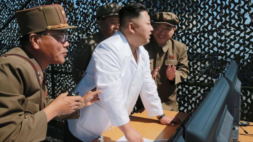 Una foto difundida por la agencia norcoreana de noticias KCNA el 20 de septiembre de 2016, muestra el líder de Corea del Norte, Kim Jong-un (centro), supervisando prueba en tierra del motor de un nuevo tipo de cohete capaz de portar carga suficiente para lanzar varios tipos de satélite.