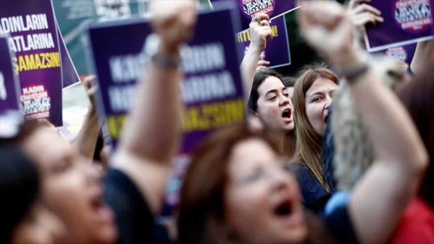 Varias mujeres participan en la protesta convocada contra el presidente turco, Recep Tayyip Erdogan, en Estambul.