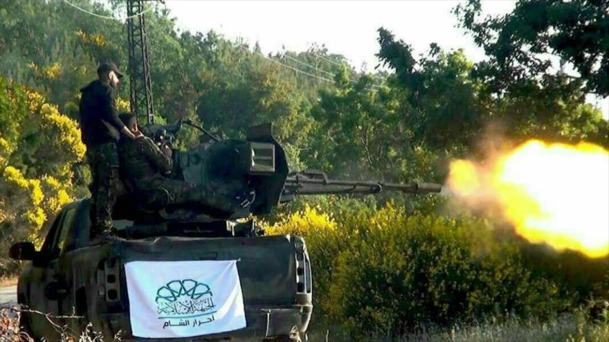 Integrantes de Ahrar al-Sham lanzan fuego contra las posiciones del Ejército sirio en Alepo.