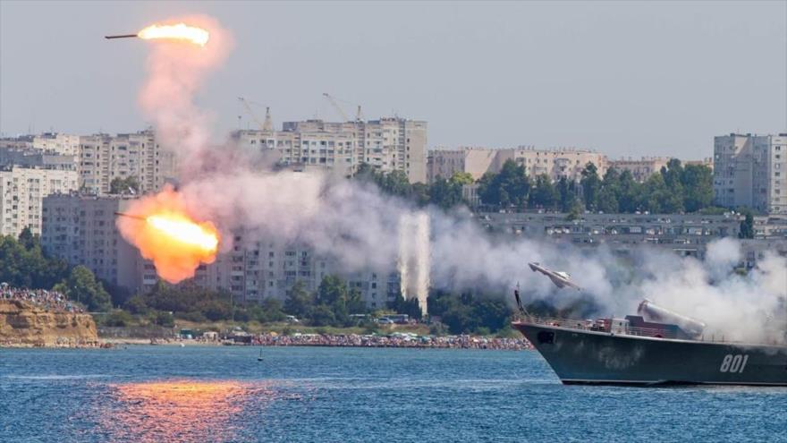 Buque de guerra ruso lanza misiles de crucero durante una maniobra.