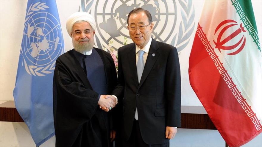 El presidente de Irán, Hasan Rohani, (izda.) y el secretario general las Naciones Unidas (ONU), Ban Ki-moon, se saludan al inicio de su encuentro en la sede del organismo en Nueva York (EE.UU.), 21 de septiembre de 2016