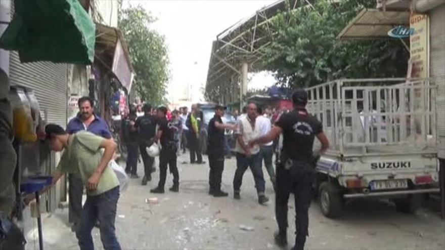Los agentes policiales se despliegan en un mercado, ubicado en el centro de una ciudad fronteriza turca, Kilis, sacudido por un cohete lanzado desde posiciones de Daesh en Siria, 22 de septiembre de 2016.