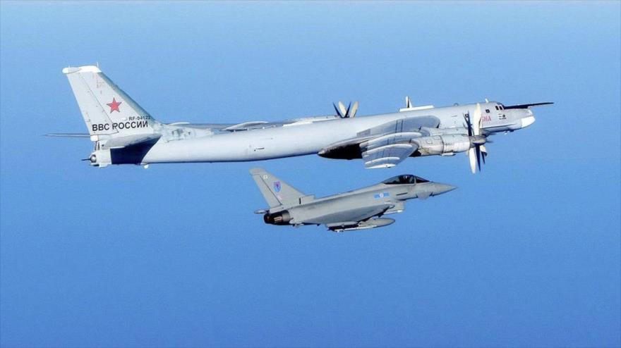 Un caza británico Typhoon intercepta un bombardero ruso.