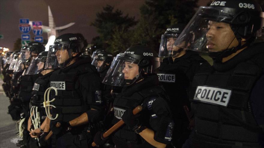 La policía antidisturbios estadounidense bloquea una rampa de una autopista durante una manifestación contra la brutalidad policial en Charlotte, estado de Carolina del Norte, 22 de septiembre de 2016.