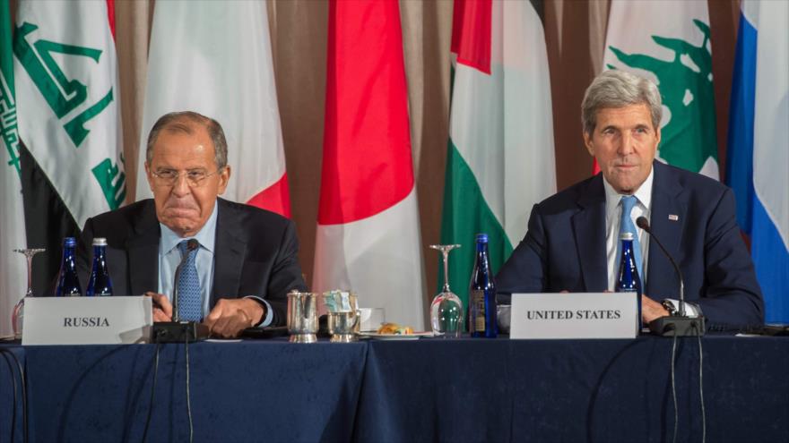 El canciller de Rusia, Serguei Lavrov (izda.), junto con su homólogo estadounidense, John Kerry, 22 de septiembre de 2016.