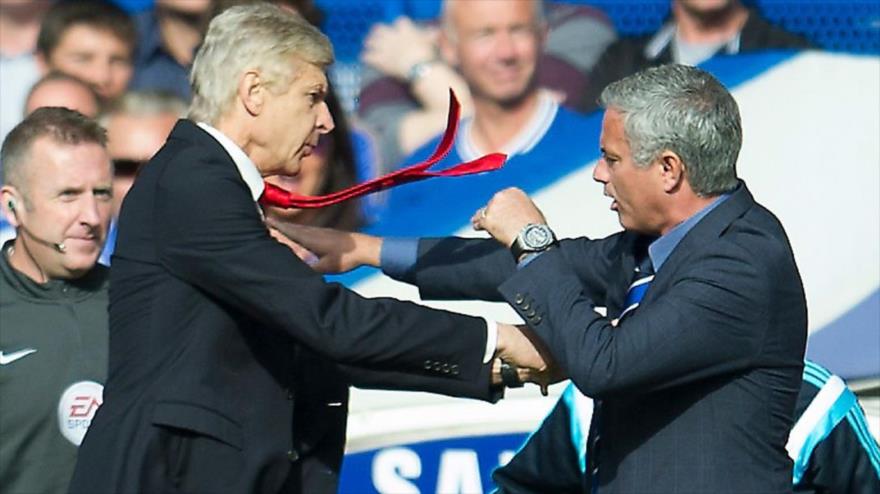 El entrenador portugués, Jose Mourinho (dcha.), se enfrenta a su adversario francés, Arsene Wenger, durante un partido entre Chelsea y Arsenal, en 2014.