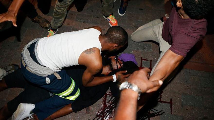 Momento en que Justin Carr es atendido en las protestas de Charlotte, 22 de septiembre de2016.