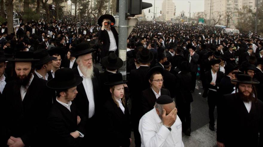 Cientos de miles de judíos ortodoxos se manifiestan en Al-Quds (Jerusalén) en protesta por los planes del régimen de Israel para obligarlos a servir en el ejército, marzo de 2014.